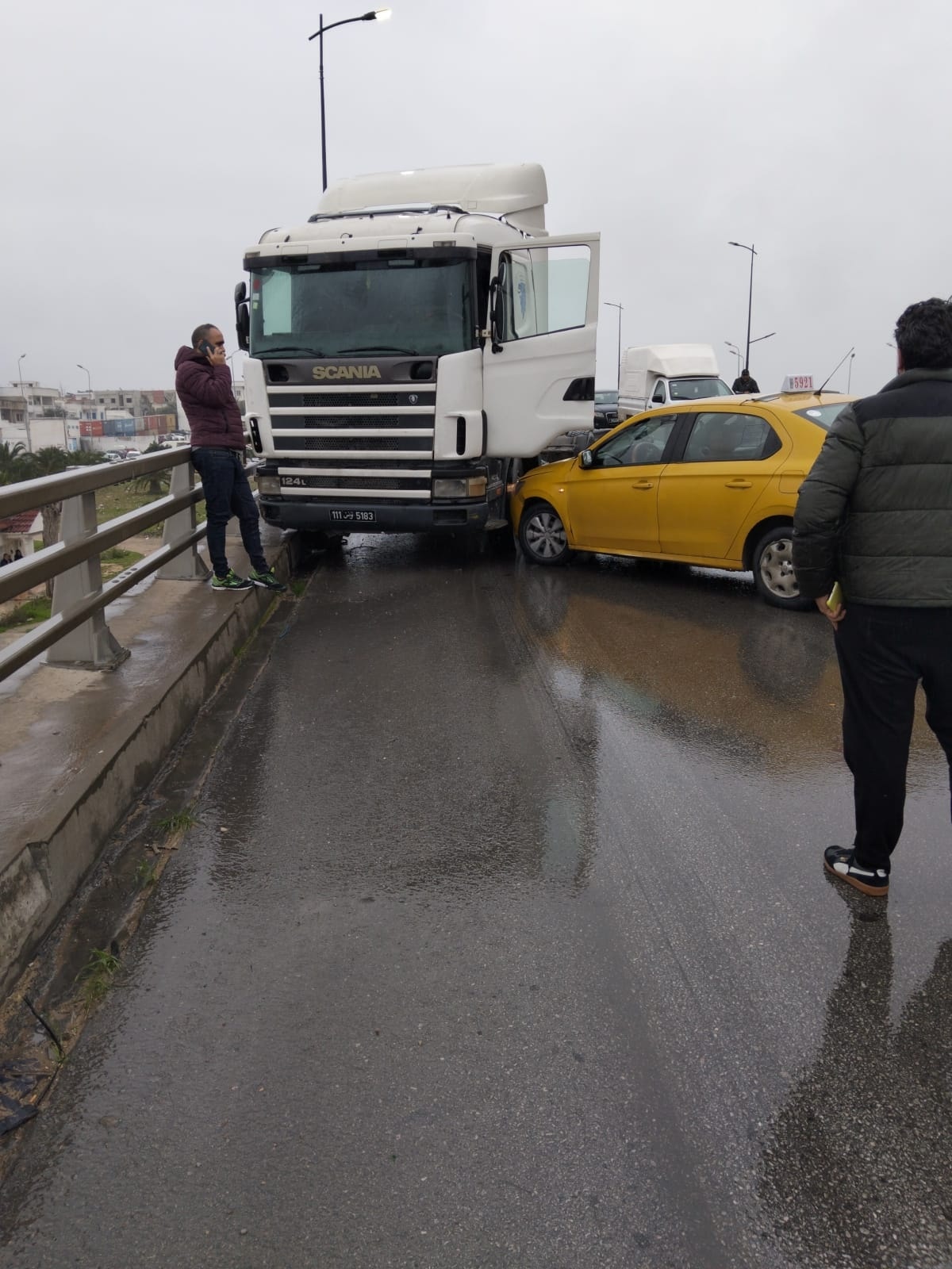 العاصمة: إنقطاع الطريق على مستوى قنطرة الياسمينات بسبب حادث مرور