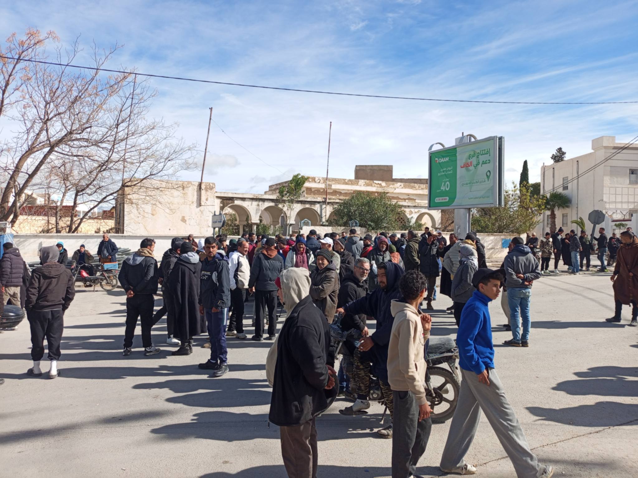 وقفة احتجاجية لمتساكني معتمدية القصور بالكاف رفضًا لغلق سوق الدواب