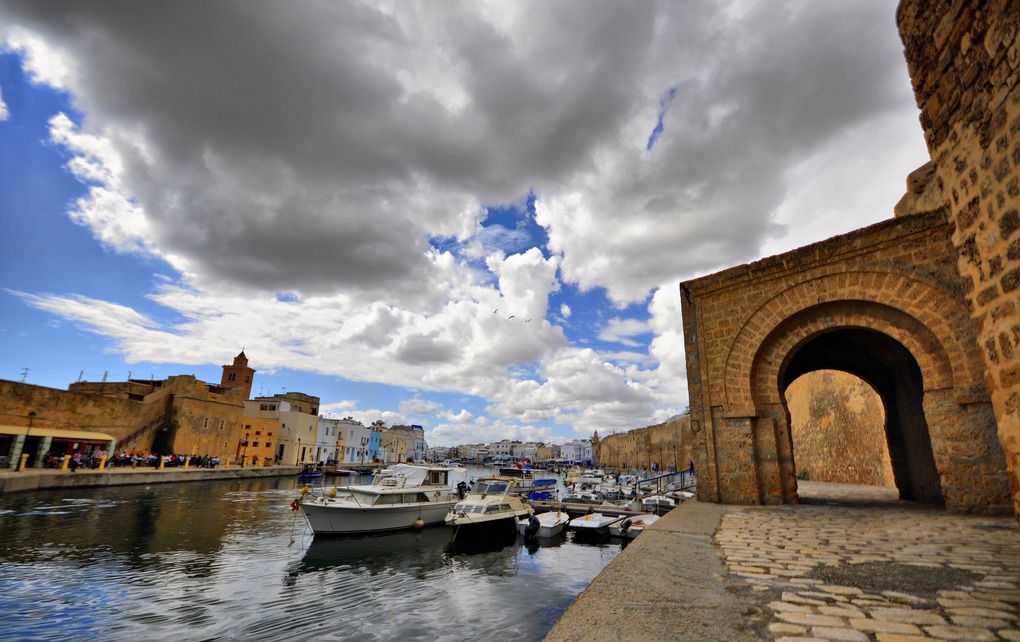  سحب عابرة بأغلب الجهات تتكاثف أثناء الليل بالمناطق الغربية.