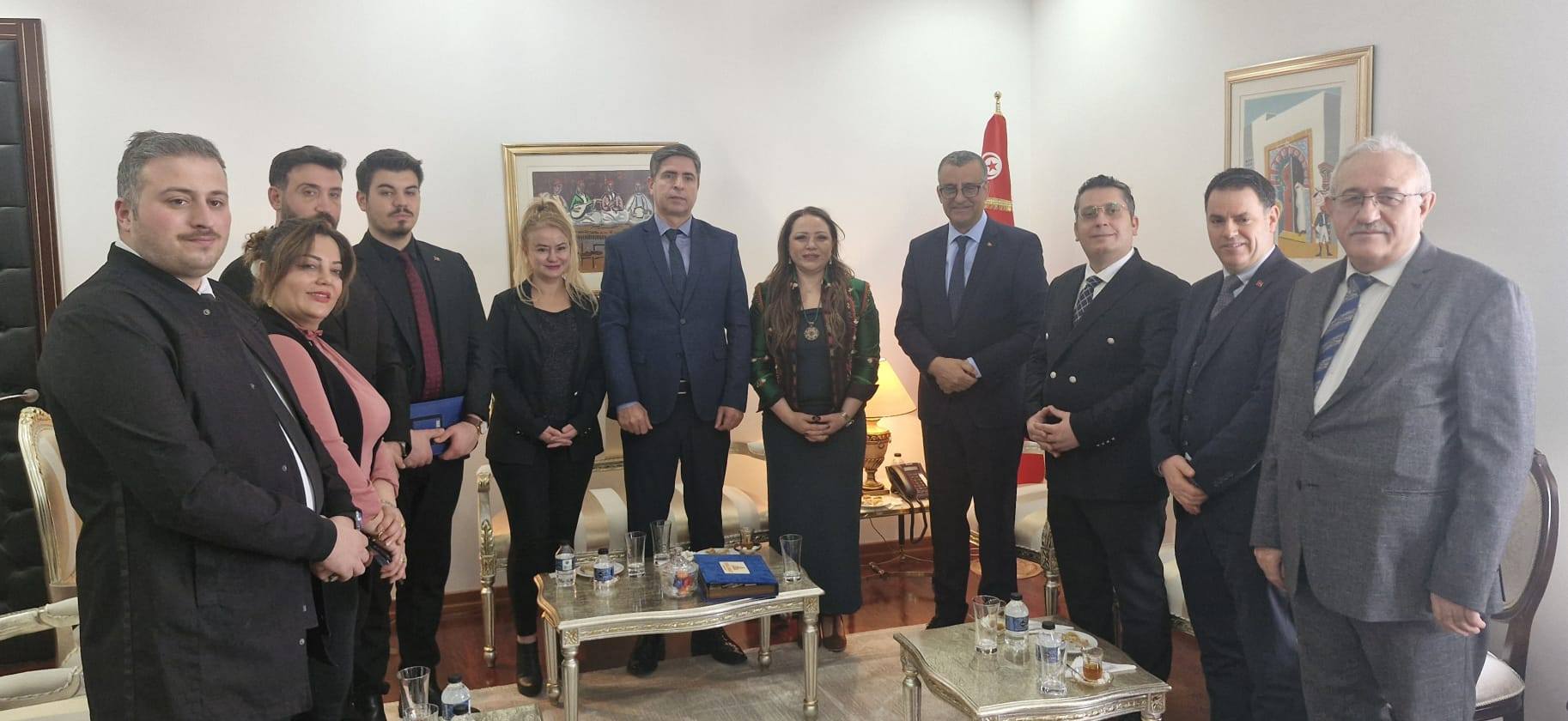 جلسة عمل مع رئيسة جمعية السياحة العلاجية التركية بمقر سفارة الجمهورية التونسية بأنقرة