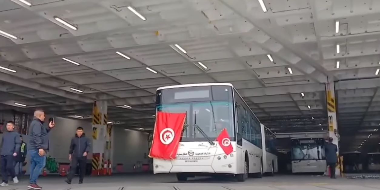 وصول الدفعة الأولى من الحافلات القادمة من الصين.