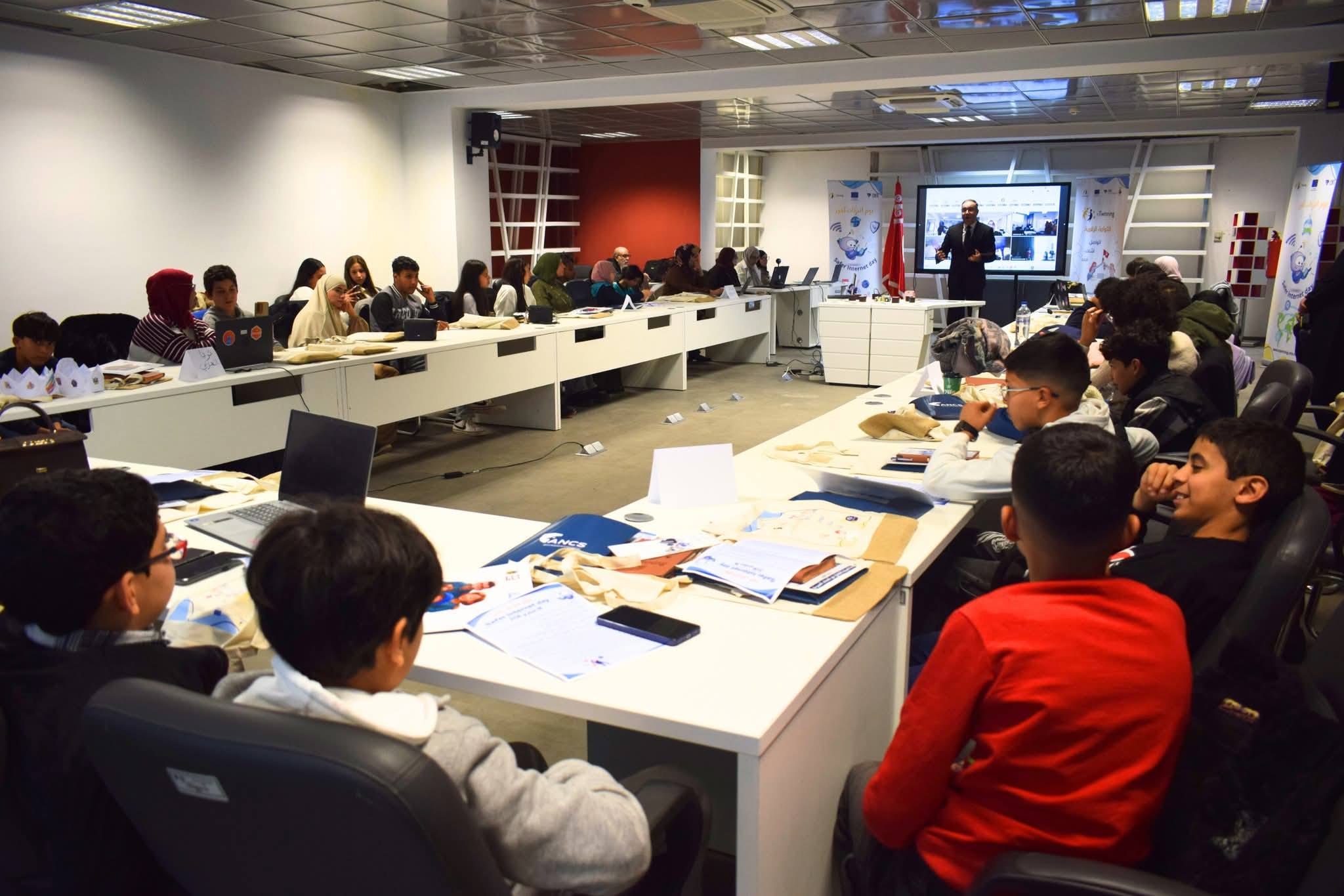 بمشاركة مربين و تلاميذ من مختلف وﻻيات الجمهورية:الاحتفال باليوم العالمي للانترنات الآمن