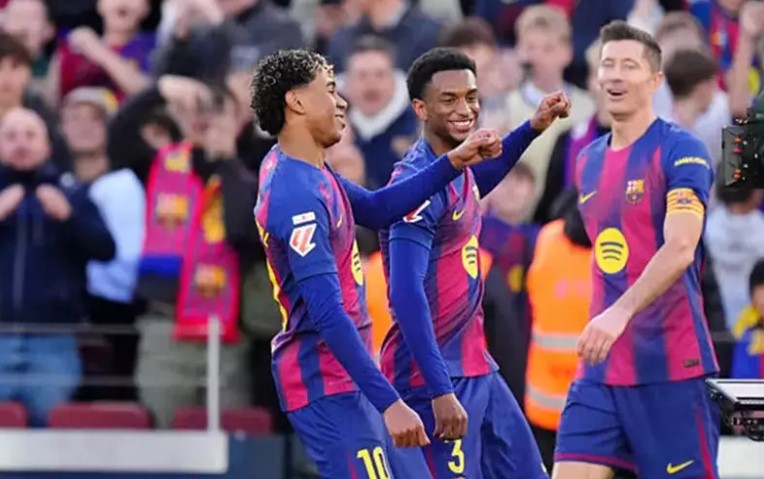 بطولة اسبانيا: برشلونة يهزم مايوركا بثلاثية ويواصل الصدارة 