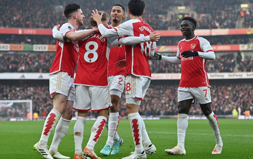 بطولة انقلترا : أرسنال يفوز على سندرلاند ويعزز صدارته