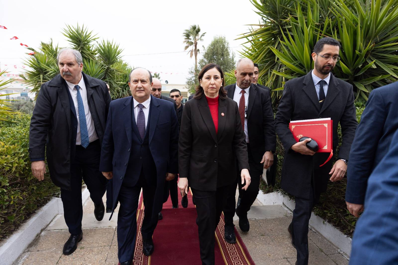 رئيسة الحكومة ونظيرها الجزائري يؤكدان ضرورة تكثيف الجهود المشتركة لتنمية المناطق الحدودية وتحويلها  إلى أقطاب اقتصادية 