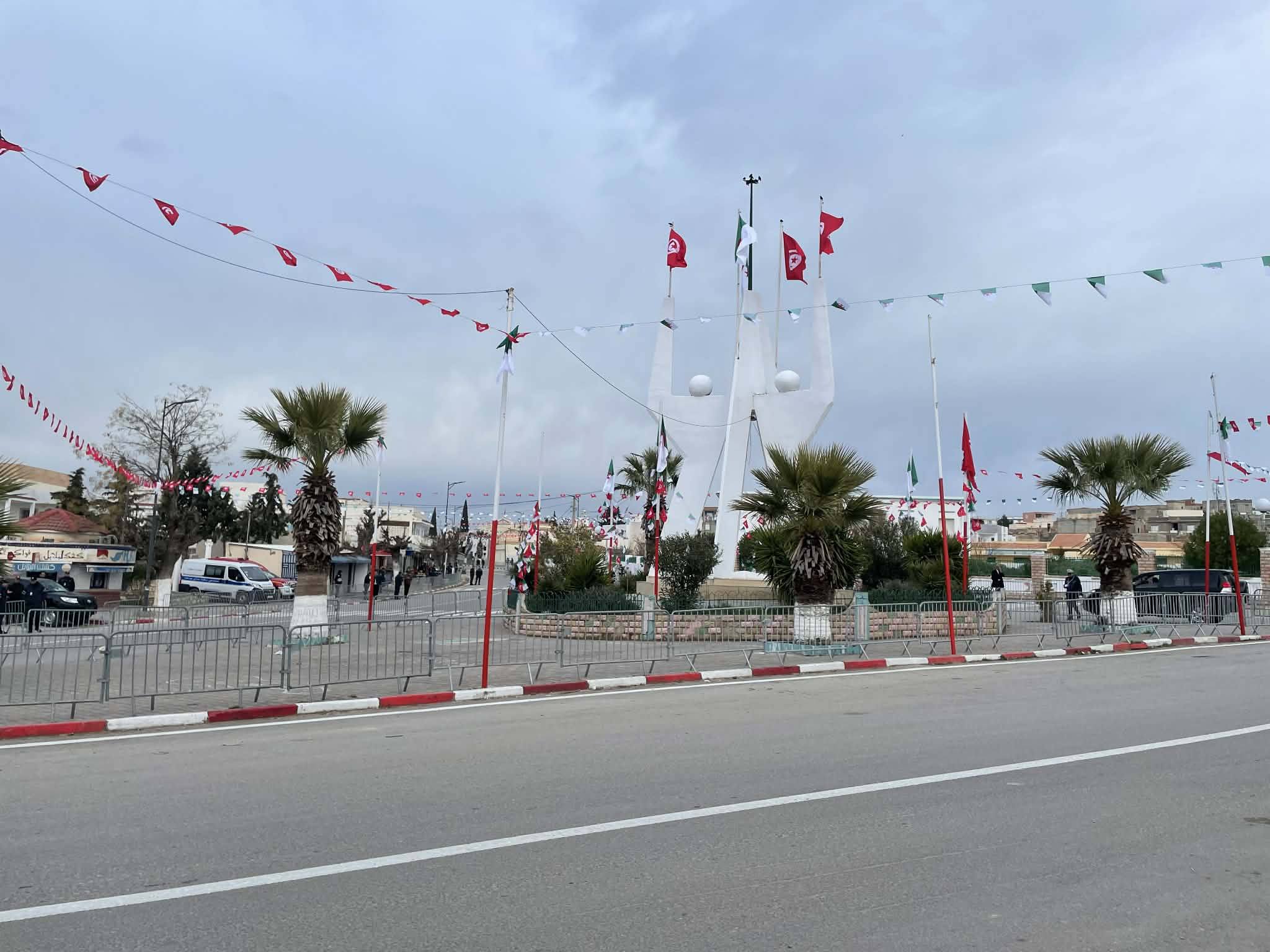 أهالي ساقية سيدي يوسف يطالبون بتنفيذ الاتفاقيات المشتركة خاصة انشاء منطقة التبادل الحر