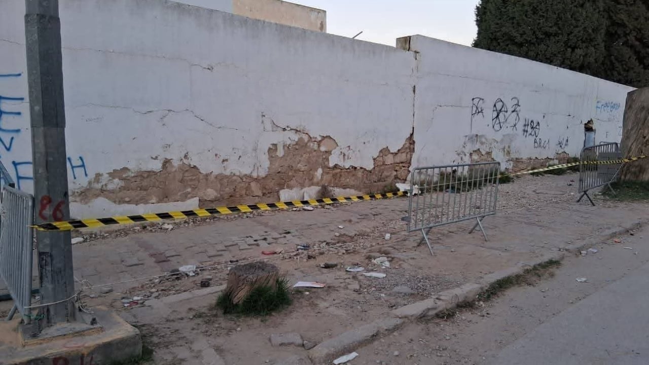 المنستير: تصدّعات بسور معهد جمّال ووضع حواجز وعلامات تحذيرية 