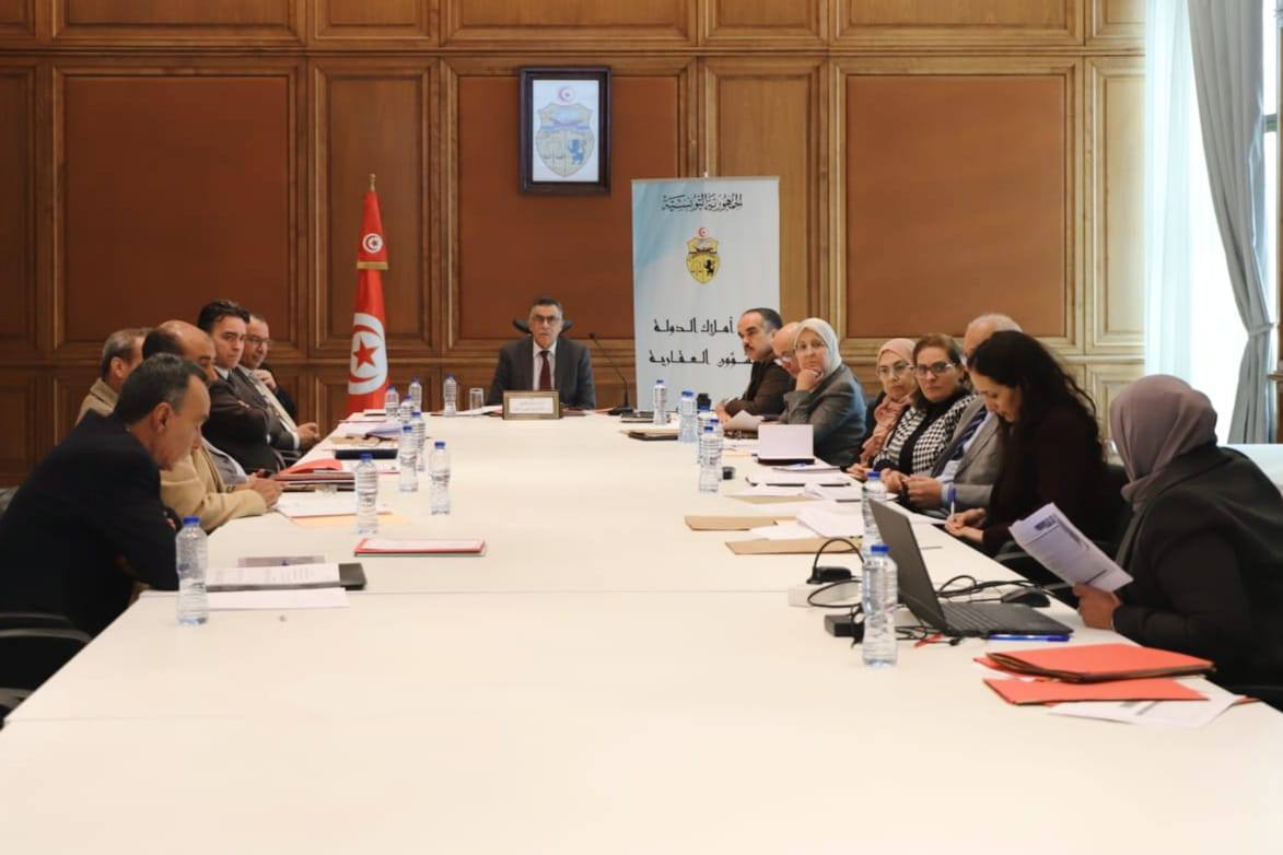 وزير أملاك الدولة والشؤون العقارية يؤكّد على أهمّية تكثيف المعاينات الميدانية وترتيب الآثار القانونية كدعامة لحماية العقارات الدولية بهدف حسن توظيفها وتثمينها إقتصاديّا وإجتماعيّا. 