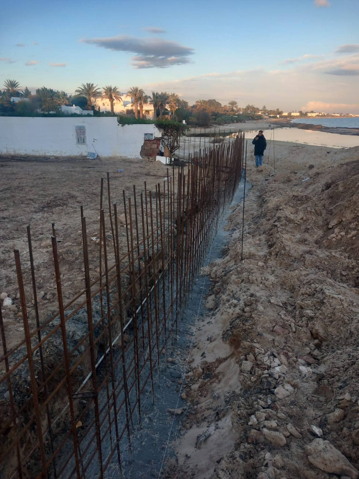 شاطئ الميموزا :التفطن الى بناء جدار بالإسمنت المسلح بالملك العمومي البحري و إحالة الملف على أنظار وكالة الجمهورية