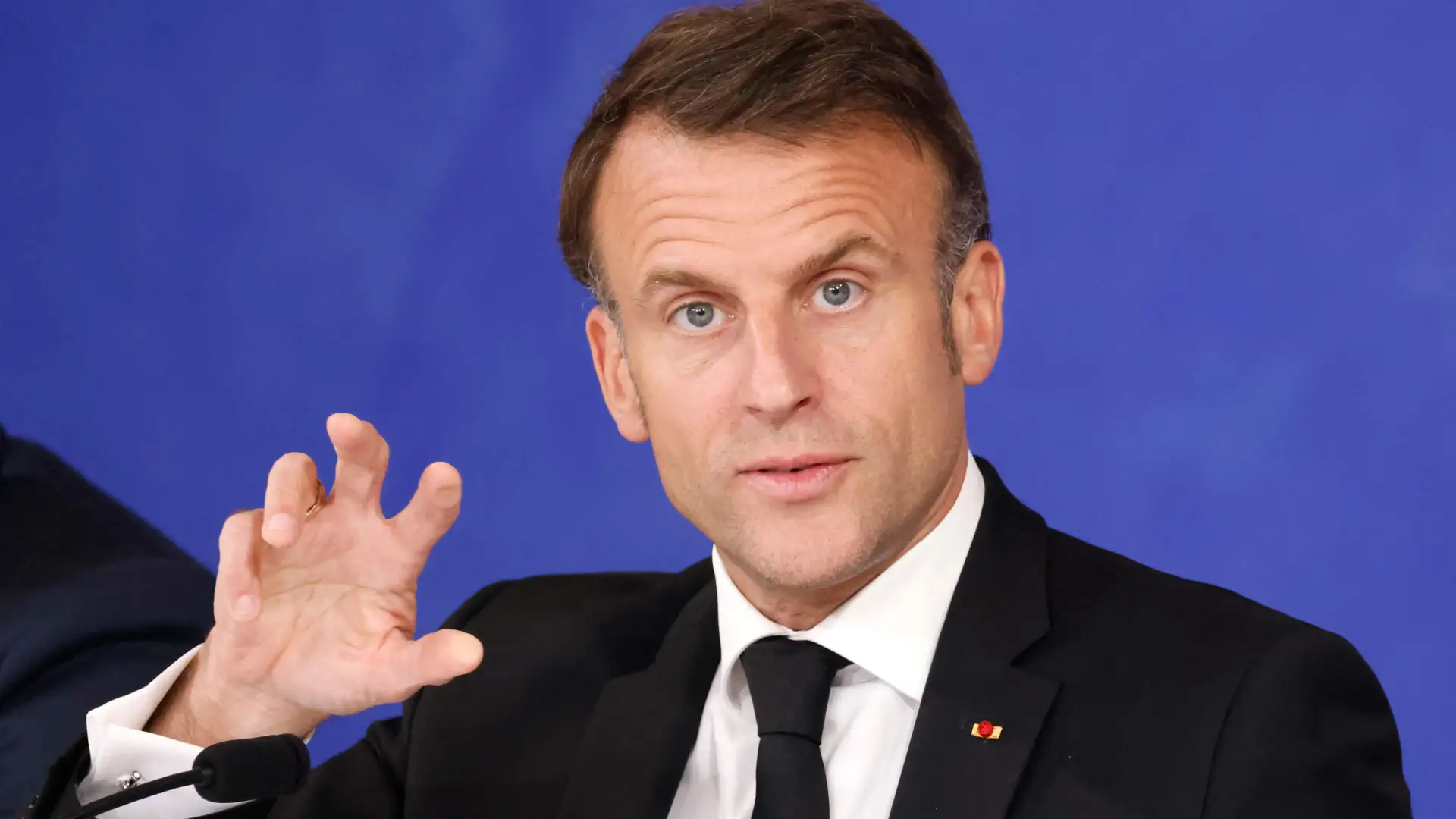 ماكرون: حان الوقت لأوروبا لإيجاد وسيلة اقتراض مشتركة وتحدي الدولار