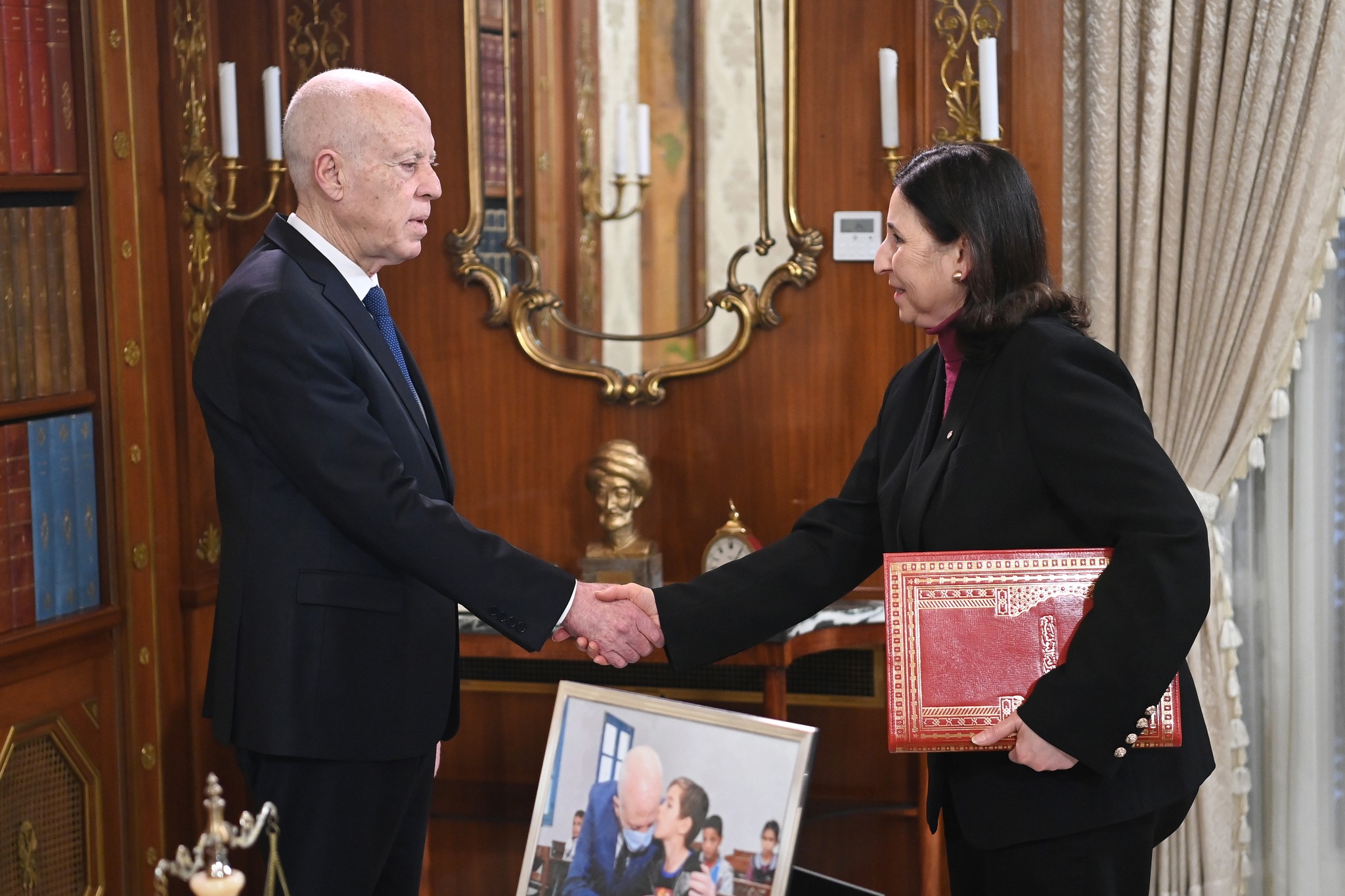 رئيس الجمهورية يؤكد ضرورة إعداد النّصوص الترتيبية للحفاظ على القدرة الشرائية للمواطن ومُواجهة غلاء الأسعار