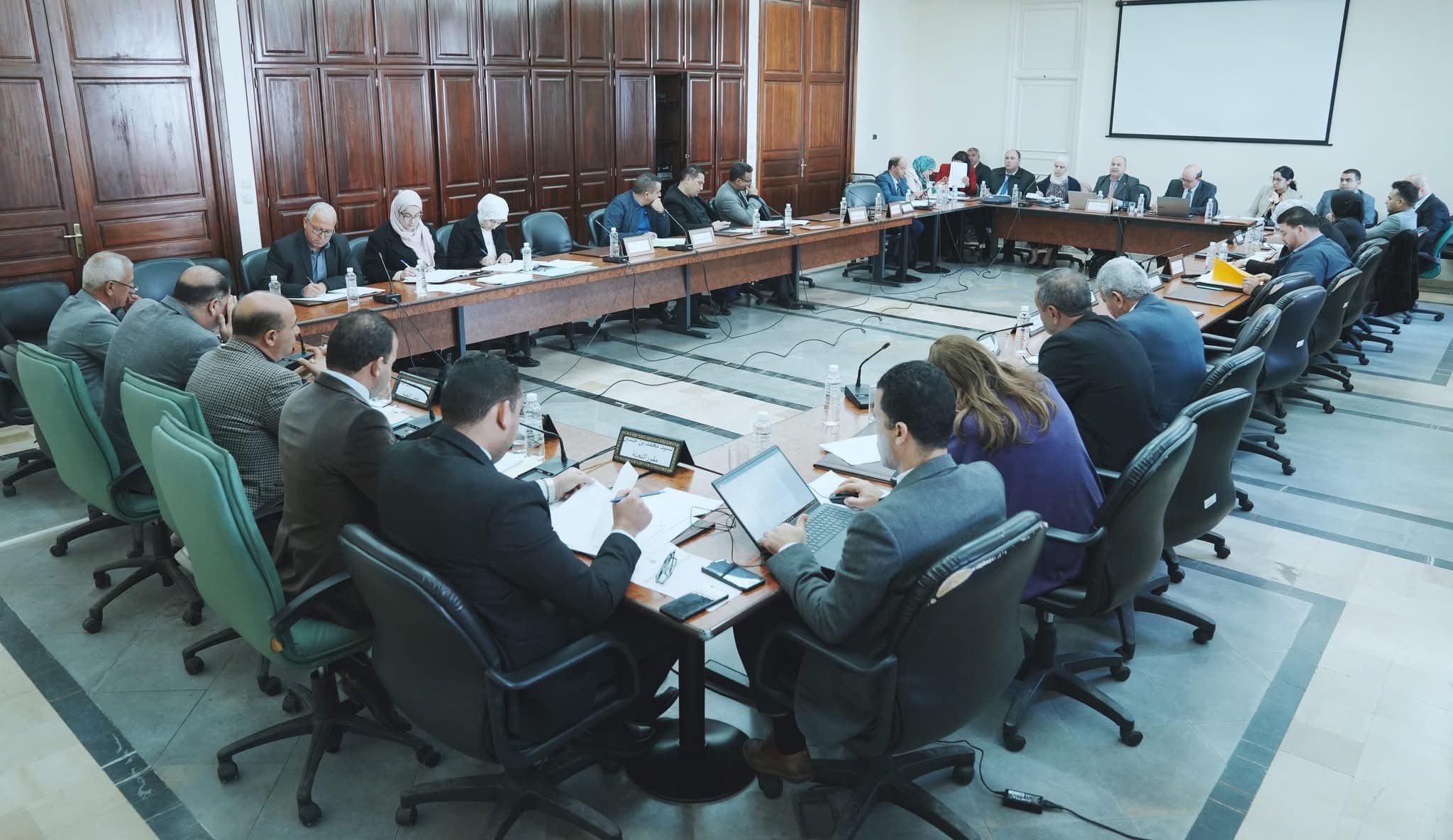 لجنة المالية والميزانية بمجلس نواب الشعب تشدد خلال جلسة استماع على ضرورة متابعة استعمال القروض االمصادق عليها