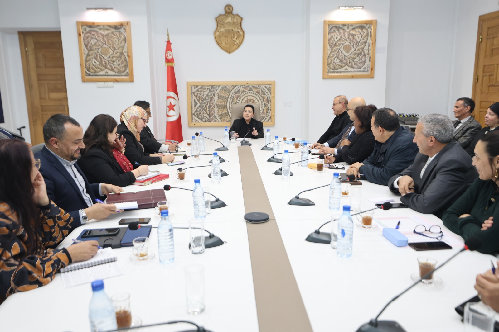 وزيرة الثقافة تجتمع بالمديرين العامّين والمديرين للمؤسسات الرّاجعة للوزارة بالنّظر.