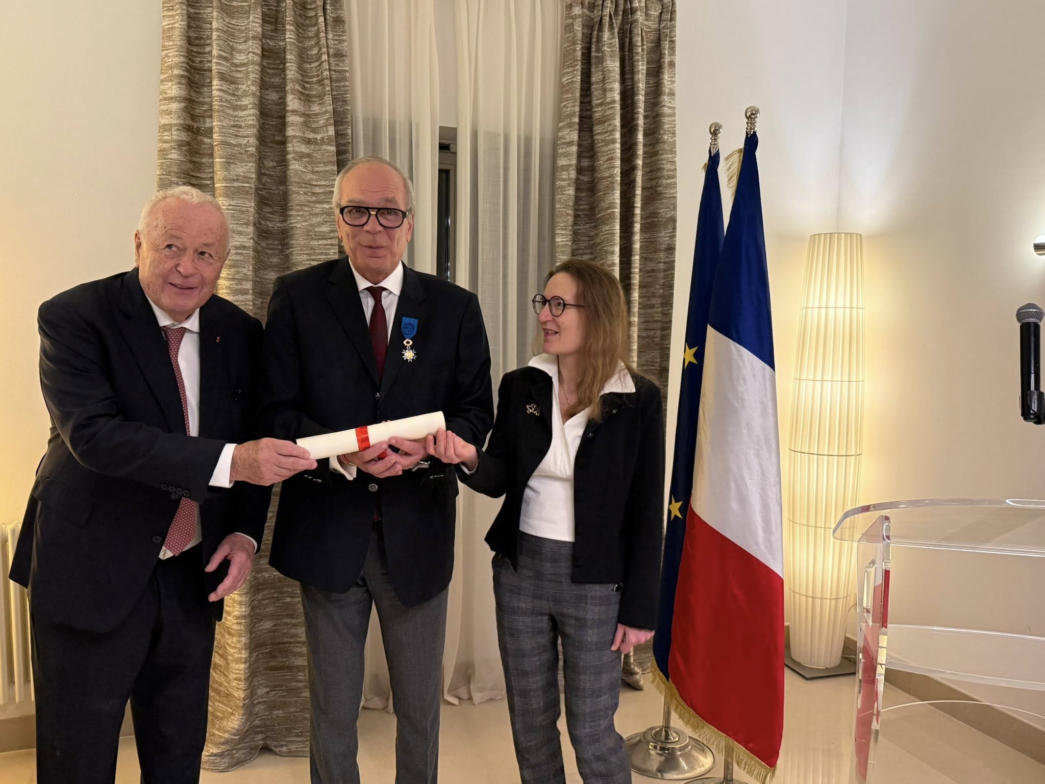 المدير العام السابق لمعهد باستور تونس الهاشمي الوزير يتحصل على وسام الاستحقاق الوطني الفرنسي