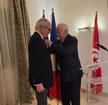الخبير في علم المناعة الهاشمي الوزير يتحصل على وسام الاستحقاق الوطني الفرنسي