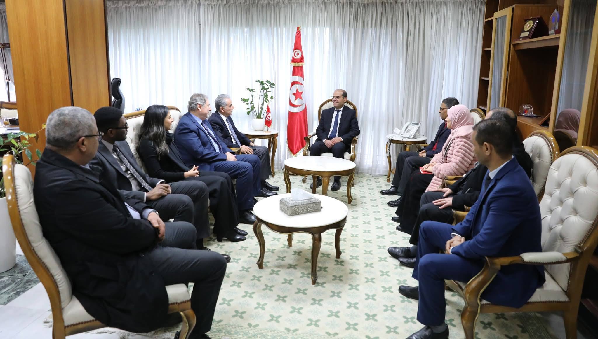 وزير التجهيز والإسكان يستقبل وفد من الصندوق العربي للإنماء الاقتصادي والاجتماعي Fades