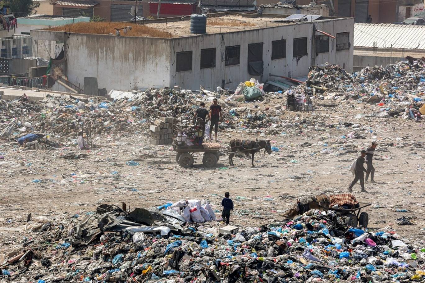 بدء نقل أكوام من النفايات المتراكمة في وسط مدينة غزة