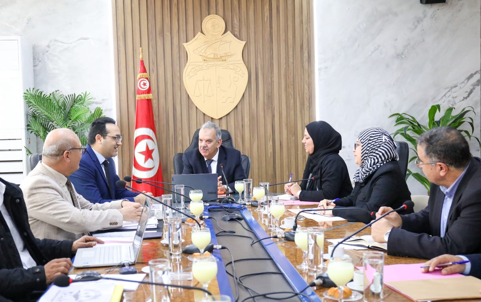 جلسة عمل بالعاصمة للنظر في واقع قطاعات الشباب والرياضة والتربية البدنية بولاية توزر ومتابعة تقدم انجاز المشاريع التنموية المبرمجــة