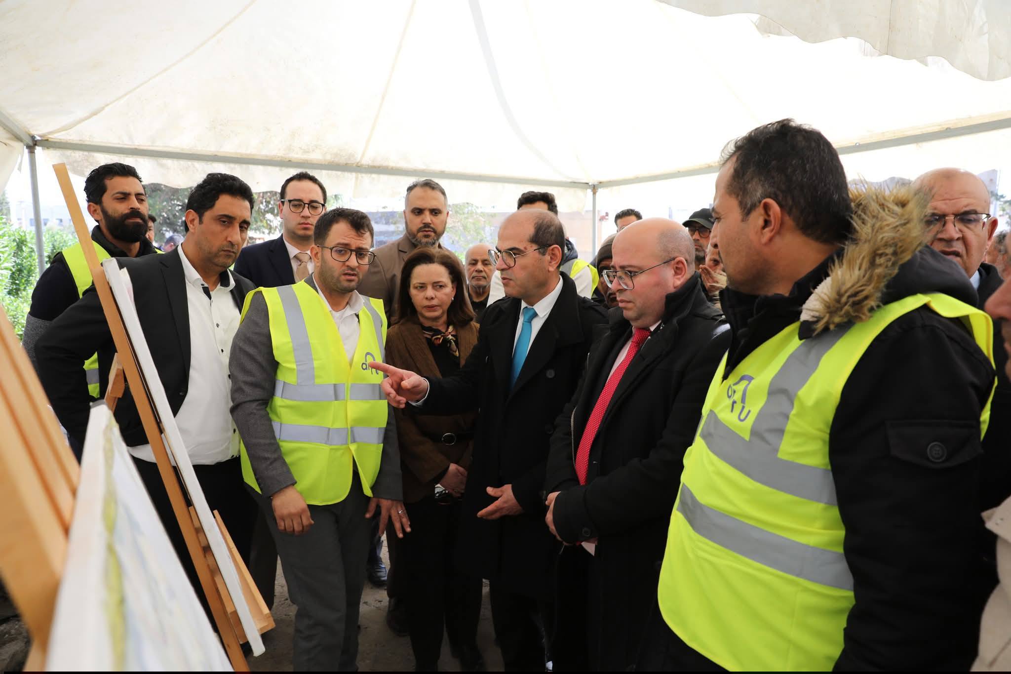 وزير التجهيز والإسكان يعاين اشغال عدد من مشاريع تهذيب وادماج الاحياء السكنية بولاية زغوان 