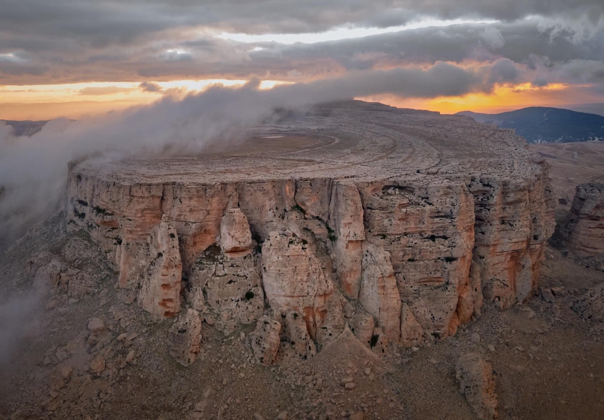 سحب تدريجيا كثيفة مع أمطار متفرقة ومؤقتا رعدية أثناء الليل بالشمال ومحليا الوسط