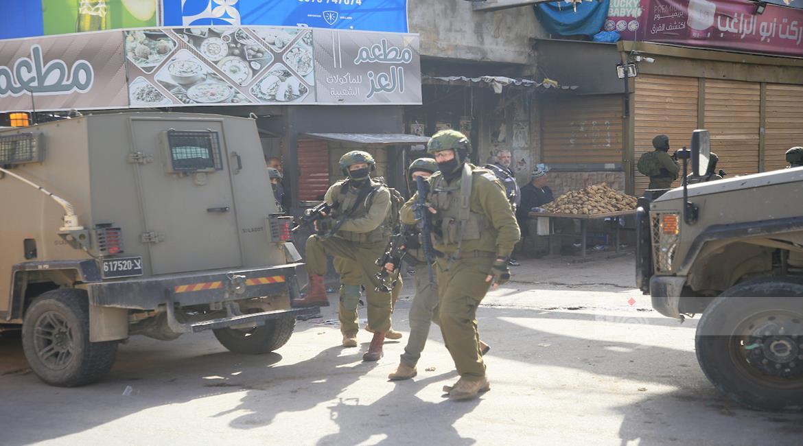 قوات الاحتلال تقتحم مُخيم بلاطة شرق نابلس وتُجبر عائلات على إخلاء منازلها