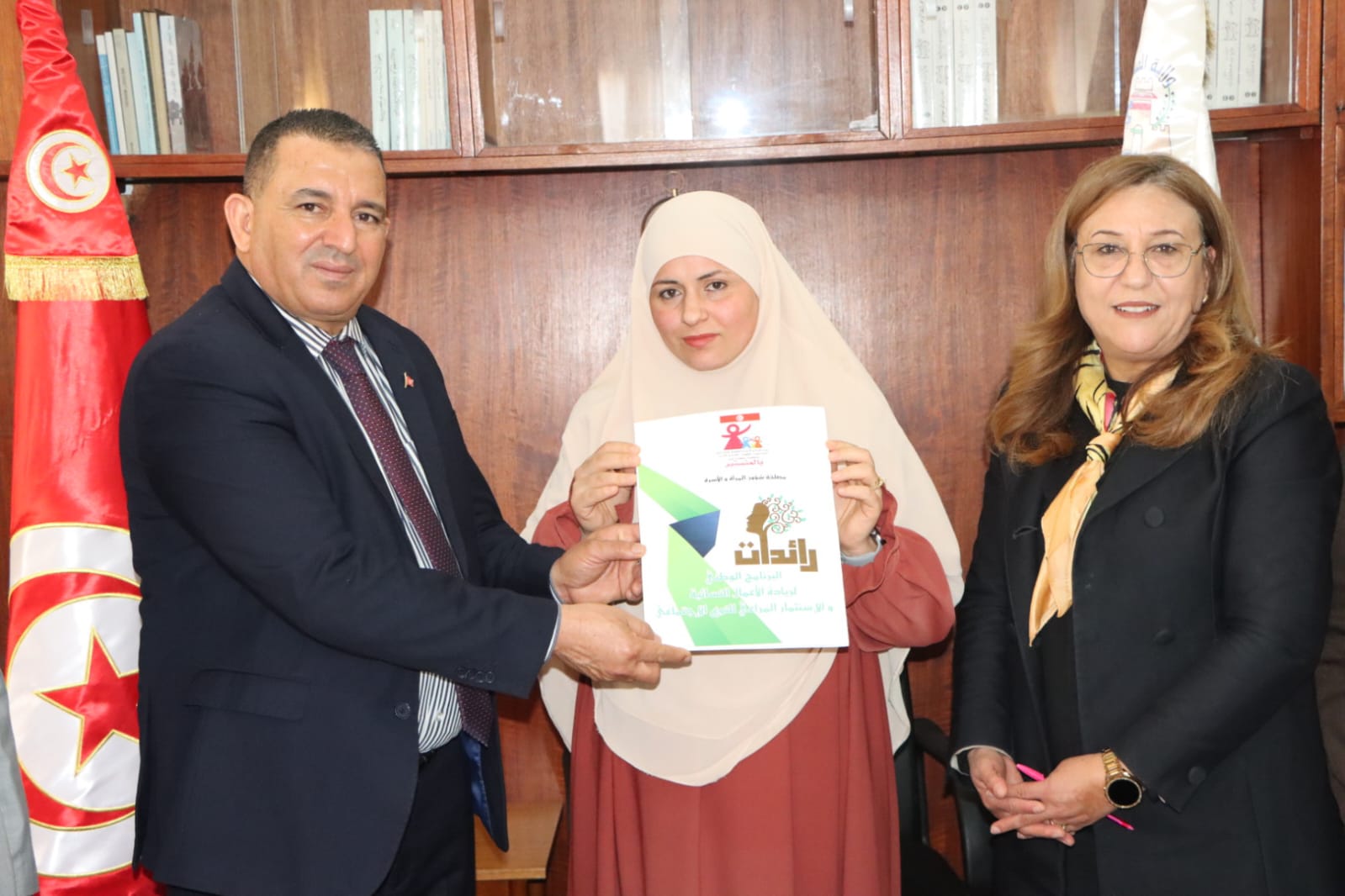 المنستير: توزيع إشعارات الانتفاع ببرنامج "رائدات" لشهر ديسمبر 2025