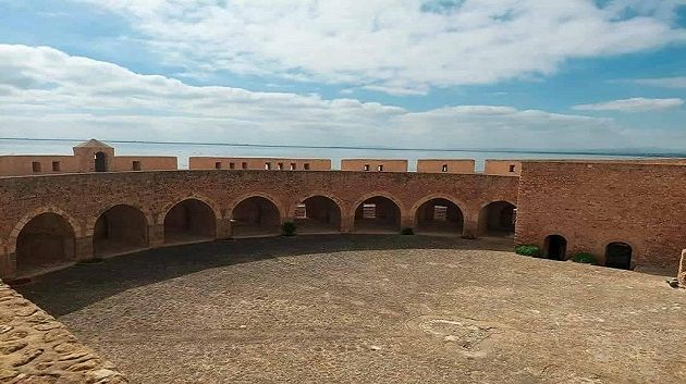 تونس تعزز رصيدها التراثي: إدراج تحصينات غار الملح على القائمة النهائية للتراث الإسلامي ودعم ملف سيدي بوسعيد لدى اليونسكو