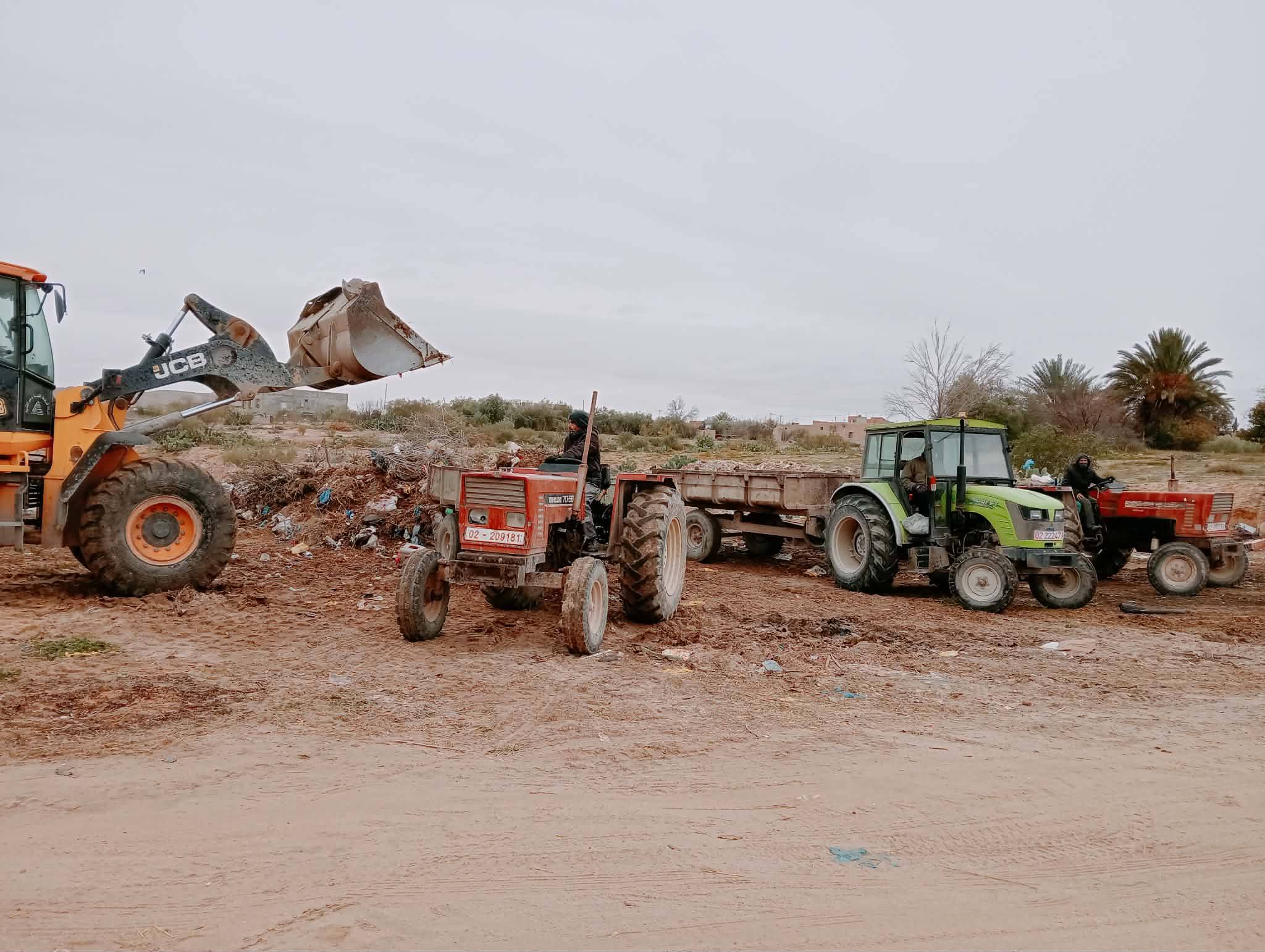 قفصة : بلدية الرديف تكثف حملات النظافة في مسعى للقضاء على المصبات العشوائية بالمنطقة