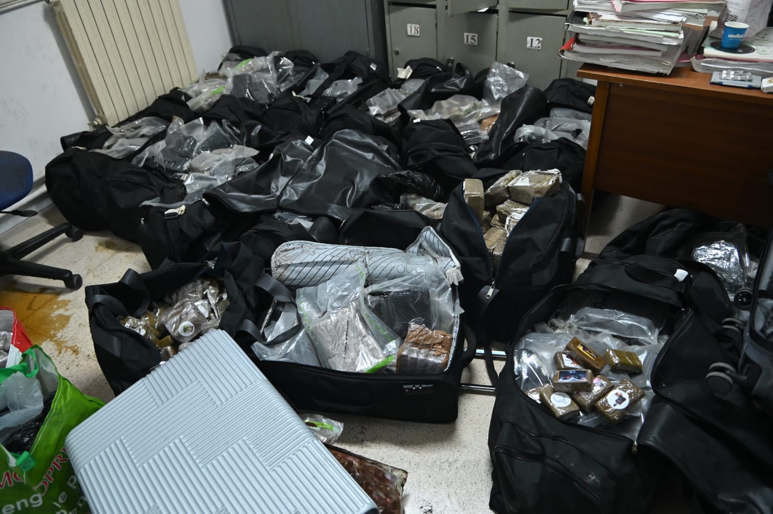 تفكيك وفاقين إجراميين ينشطان في تبييض الأموال وترويج المواد المخدّرة.