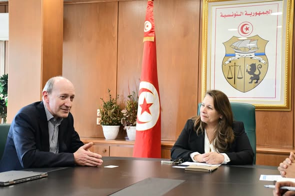 بحث توسعة مشروع لشركة "Asteel Flash" الناشطة في قطاع الصناعات الإلكترونية