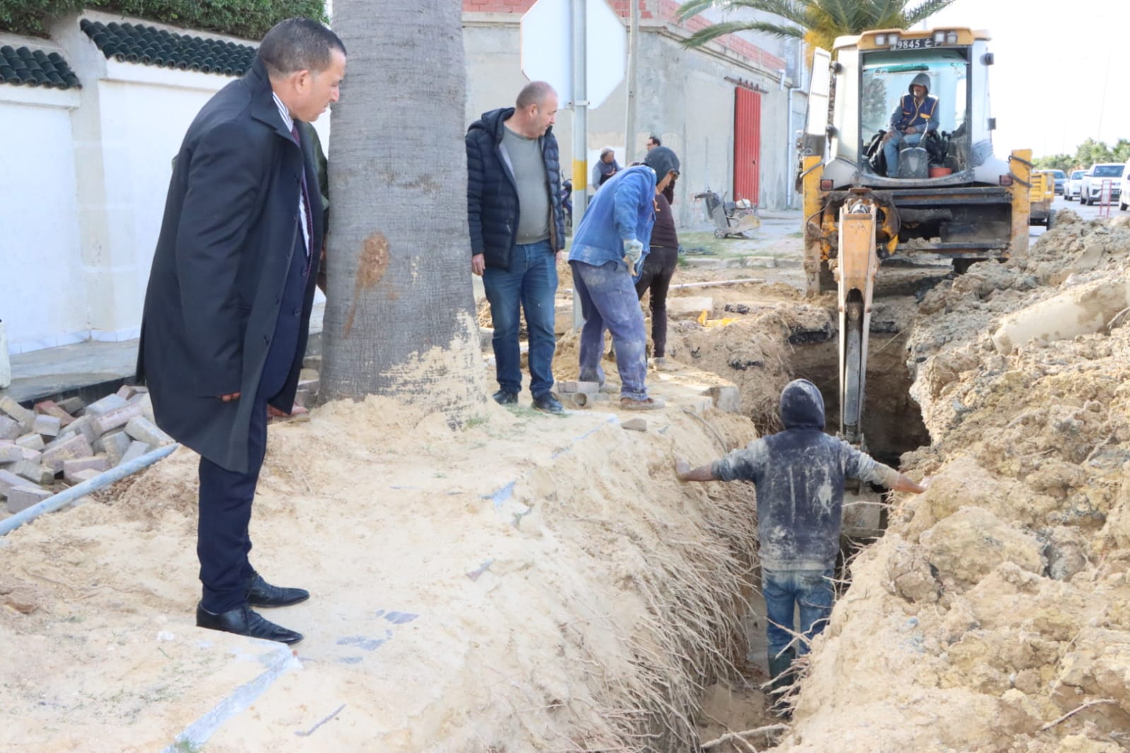 المنستير: متابعة أشغال إصلاح قنوات التطهير بالطريق الجهوية رقم 92 على مستوى شارع البيئة بالساحلين.