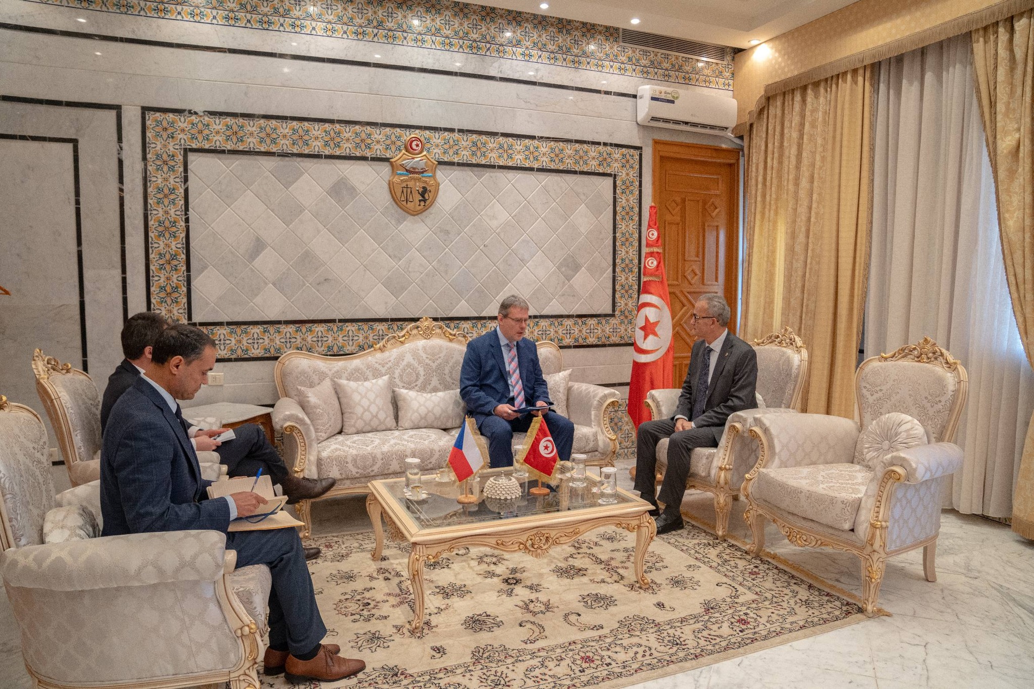 كاتب الدولة لدى وزير الخارجية يلتقي السفير التشيكي لدى تونس