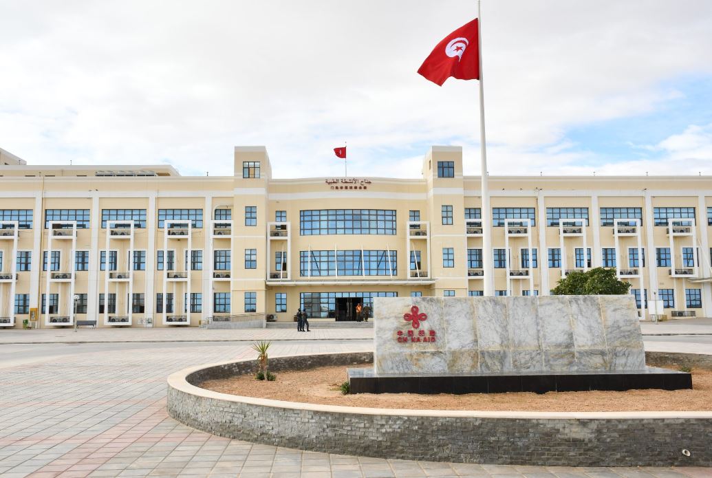 وزير الدفاع الوطني يؤدّي زيارة إلى المستشفى العسكري بصفاقس 