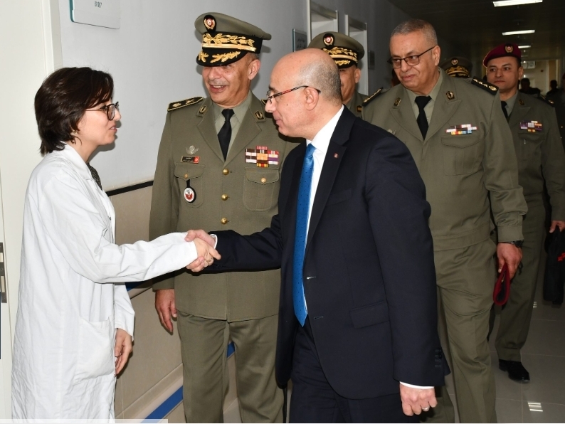 وزير الدفاع الوطني يؤدّي زيارة إلى المستشفى العسكري بصفاقس