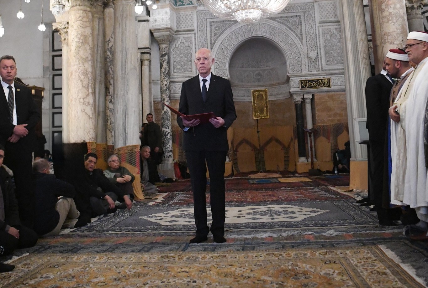 رئيس الجمهورية يتحول إلى جامع الزيتونة ويتوجه بالتهنئة إلى الشعب التونسي بمناسبة حلول شهر رمضان المعظم