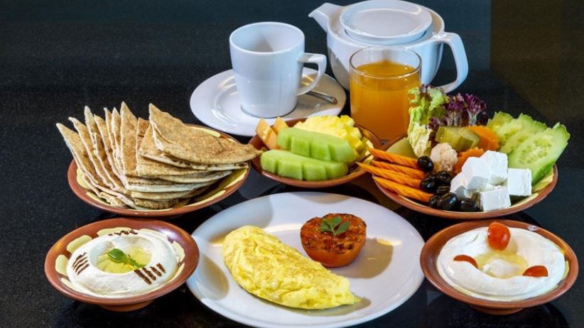 أخصائية في التغذية تؤكد على أهمية وجبة الصحور خاصة للمراهقين