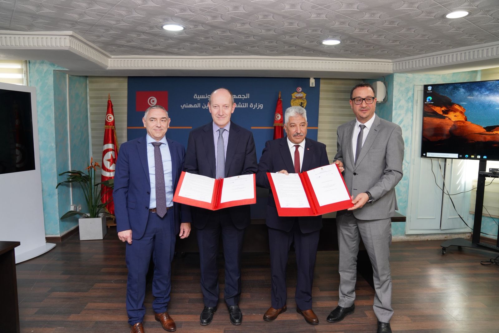 توقيع اتفاقة شراكة لانتداب 1500 في قطاع الصناعات الالكترونية.