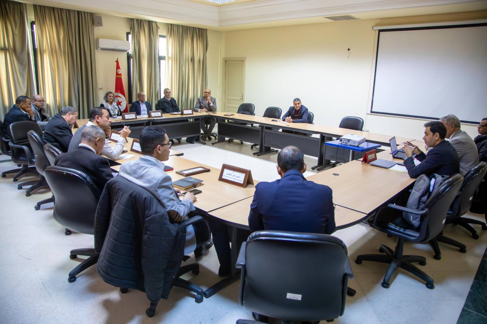 لجنة المخططات التنموية والمشاريع الكبرى تستمع لممثلي وزارة الاقتصاد والتخطيط.