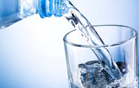 طبيبة مختصة في امراض الجهاز الهضمي تدعو الى شرب ما لا يقل عن لترين من الماء بين الإفطار والسحور لتجنب جفاف الجسم