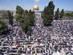 القدس المحتلة: 80 ألف فلسطيني يؤدون صلاة الجمعة الأولى من شهر رمضان بالمسجد  الأقصى