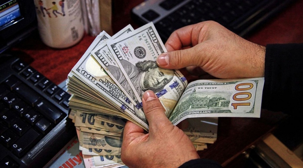 الدولار ينخفض بعد قرار المحكمة العليا ضد رسوم ترامب القمرقية