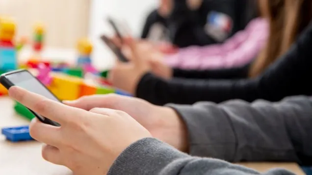 وزارة التربية تجدد التذكير بمنع التلاميذ من اصطحاب الهاتف الجوال إلى المؤسسات التربوية