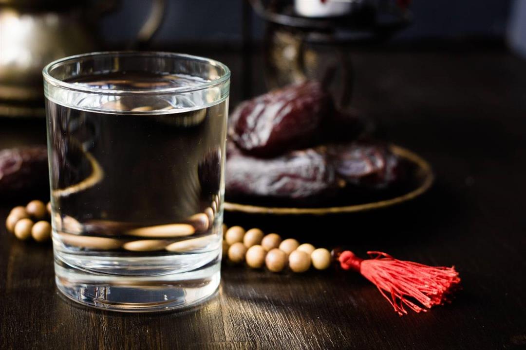 لصيام صحّي و متوازن: وزارة الصحّة تُقدم طريقة شرب الماء في شهر رمضان (فيديو)