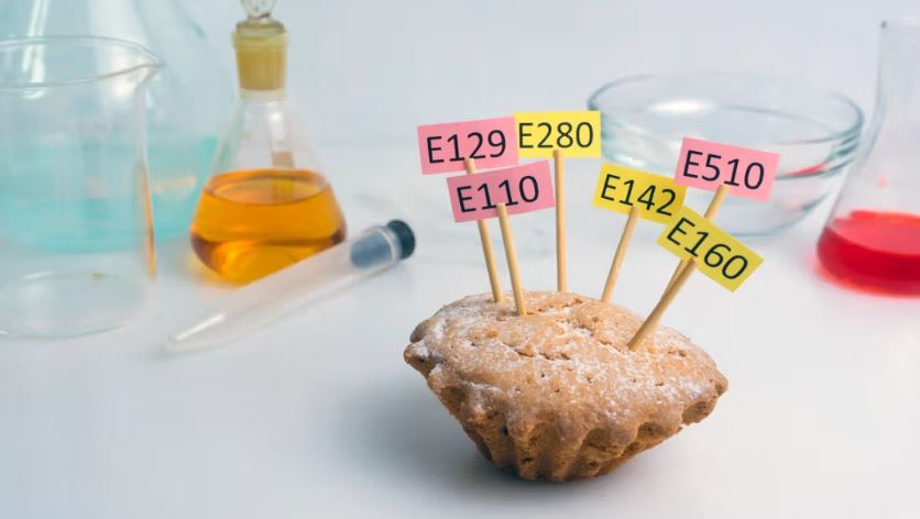 مختصة في سلامة وجودة الأغذية تحذر من خطورة المضافات الغذائية