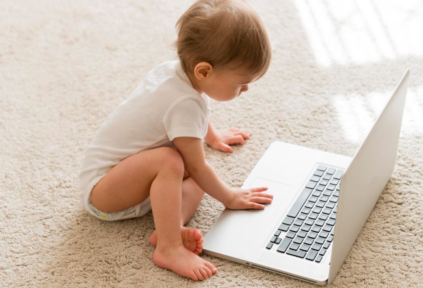 دراسة: تعرض الرضع للشاشات لفترات طويلة يؤثر على نمو الدماغ
