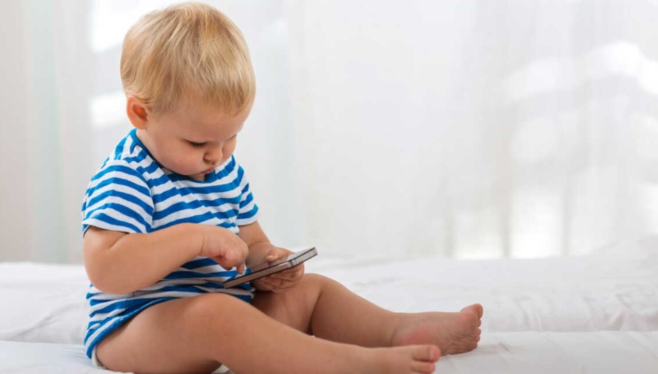 دراسة: تعرض الأطفال الذين تقل أعمارهم عن سنتين للشاشات لفترات طويلة يؤثر على نمو الدماغ