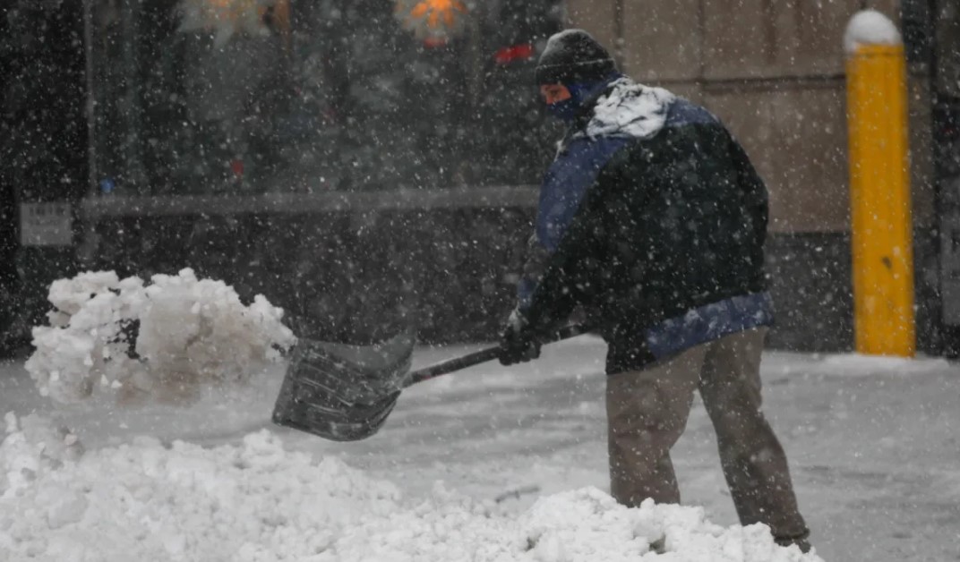 إعلان حالة الطوارئ في نيويورك وولايات أمريكية أخــرى بسبب عاصفة ثلجيــة