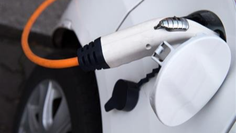 تذكير بالحوافز الحبائية والمالية الممنوحة للسيارات الكهربائيّة والهجينة