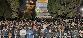 عشرات الآلاف يؤدون صلاتي العشاء والتراويح في المسجد الأقصى المبارك