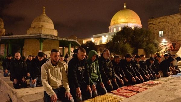 40 ألف مصلٍّ يؤدون صلاتي العشاء والتراويح في المسجد الأقصى